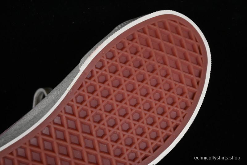 Vans Style 36 Low-Top Skate Shoes with Embroidered Details in Cream - VN000CRPGRN