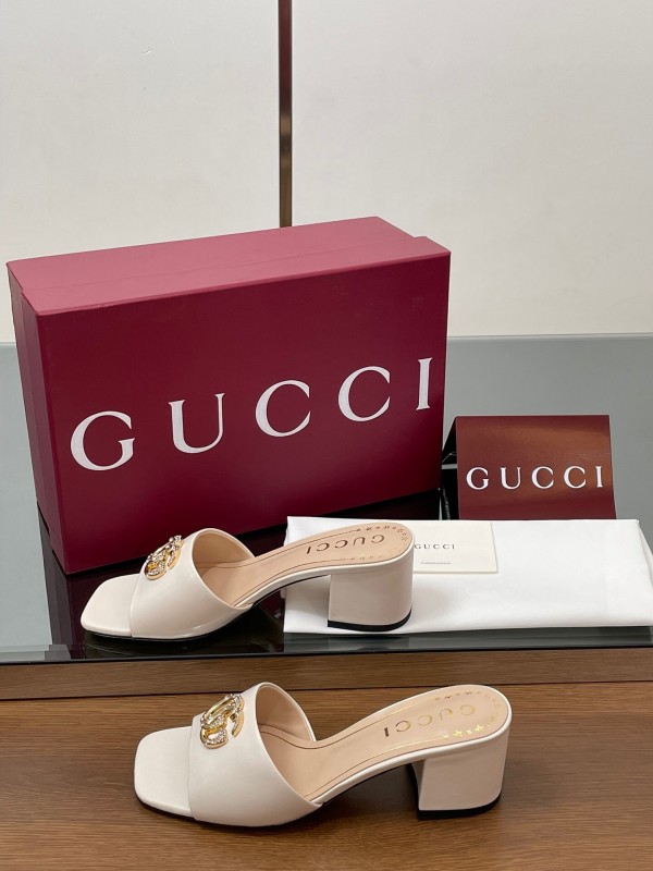 2025 Women Gucci Beige Leather Block Heel Sandals GG Crystal Buckle LY00280