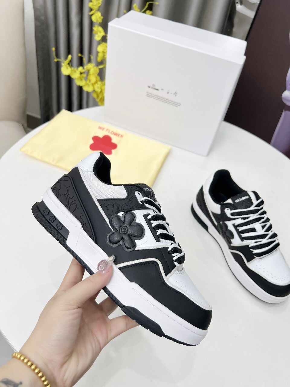 2025 Unisex WEFLOWER Black White Leather Sneakers LY00280